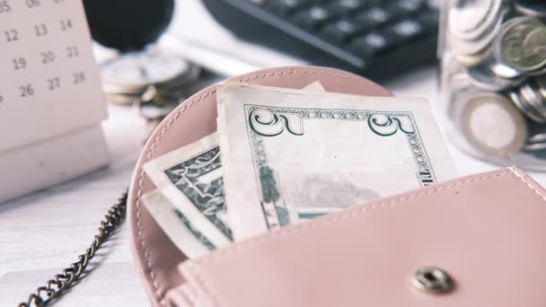 Oss dollar kontanter i läder på rosa bakgrund — Stockvideo