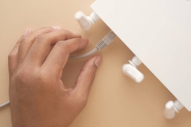 Masada kablolar olan Wi-Fi yönlendirici 