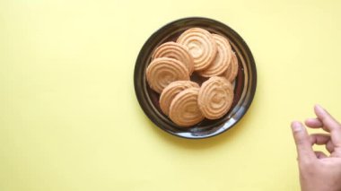  Tahta masadaki tatlı kurabiyeleri elle seç. 