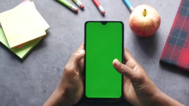 çocuk eli akıllı telefon ekranını işaret ediyor.