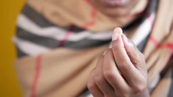 Close-up van de man hand holding pillen met kopieerruimte — Stockvideo