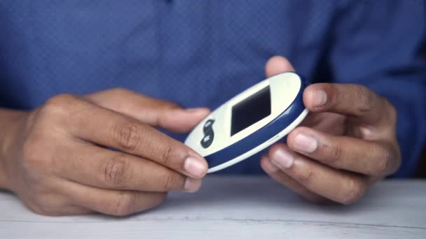 Mans hand measuring blood sugar level — Stock Video