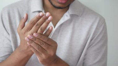 Acı çeken adam yaklaş. 