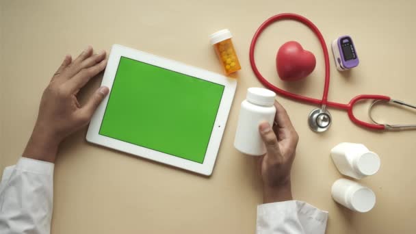 Lékař v bílém plášti používá digitální tablet, shora dolů — Stock video