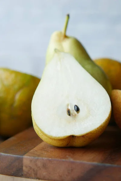 Skiva färska päron på bordet närbild — Stockfoto