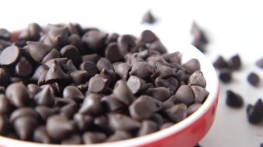 Plastik bir paketten çikolata parçaları dökülüyor.,