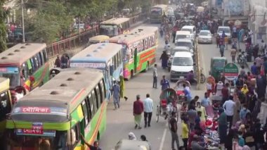 dhaka bangladeş 24 Mayıs 2021 İnsanlar ve trafik kalabalık şehirde hareket ediyor 