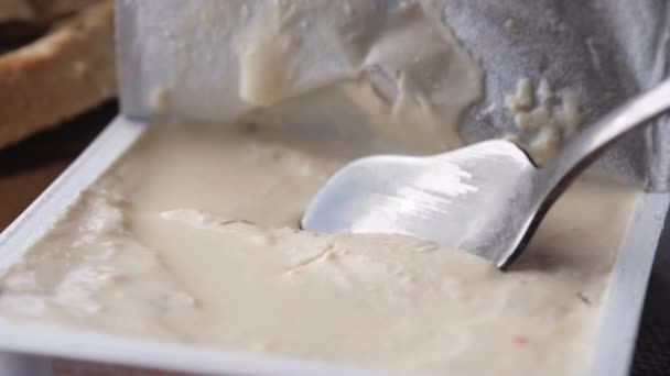 Laag feit kaas crème in een container op tafel, — Stockvideo