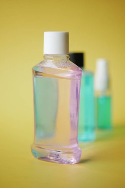 Masadaki konteynırda gargara suyu var. 