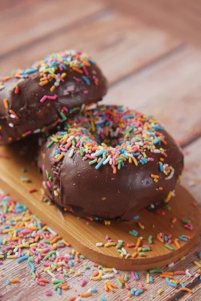 Schokoladen-Donuts auf Teller mit Kopierplatz — Stockfoto