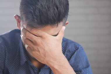 Üzüntülü adamın yüzünü ellerinle kapat..