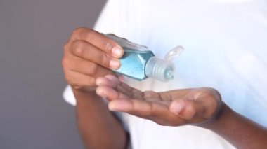 Corona virüsünü önlemek için dezenfekte sıvısı kullanılıyor.