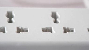 Elektrik şalteri ve fişi renk arkaplanına tak,