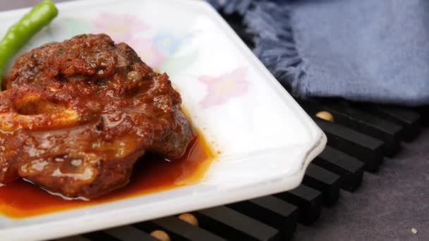 Tradicional indiana caril cordeiro masala em uma tigela na mesa — Vídeo de Stock
