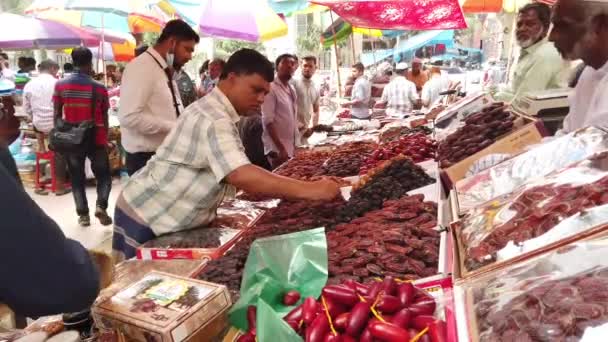 Dhaka bangladéš 24. září 2021. zákazníci nakupují datlové ovoce na trhu — Stock video
