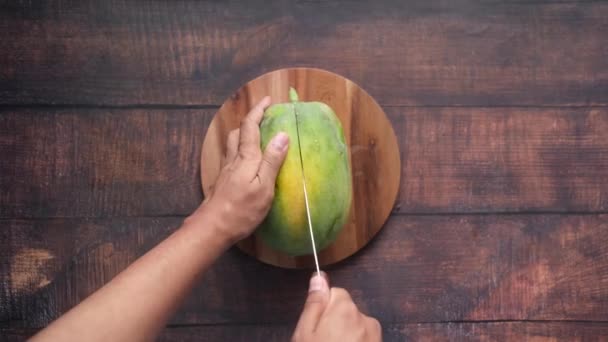 Vrchní pohled na řezný plátek papáje na desce — Stock video