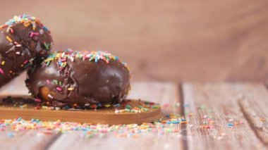 Tabakta çikolatalı çörekler ve fotokopi alanı