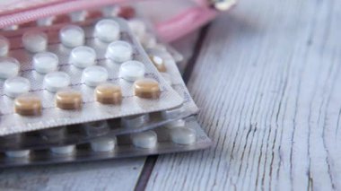 Tahta arka planda doğum kontrol hapları, kapatın. 