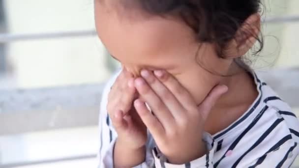 Грустная расстроенная девочка плачет на сером фоне — стоковое видео