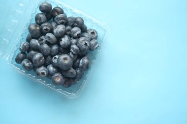 Taze böğürtlene su damlalarıyla yakın .