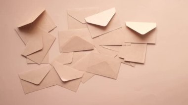 Teşekkür ederim. Tahta masadaki zarf ve mesaj. 