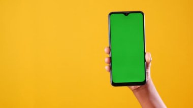 Yeşil ekranlı akıllı telefon kullanarak genç adamın elini kapat. 