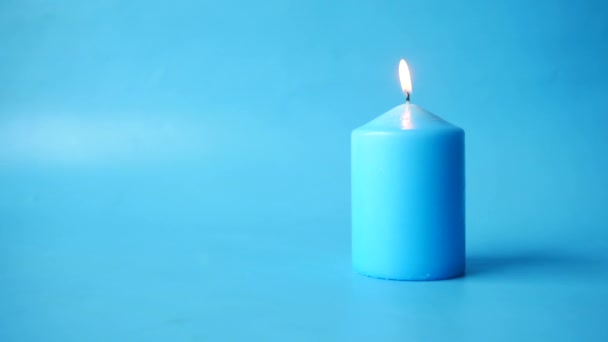Blauwe kleur kaarsen langzaam afbranden. — Stockvideo