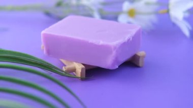 Mor arka planda ev yapımı doğal sabun çubuğu 