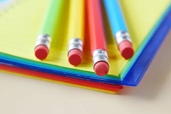 Gros plan des crayons colorés sur le bloc-notes — Photo