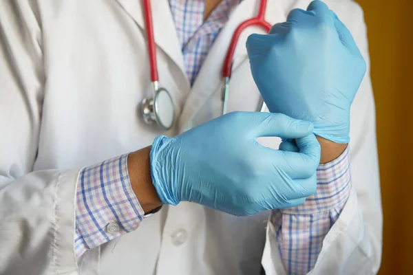 Man läkare bär medicinska handskar, närbild — Stockfoto