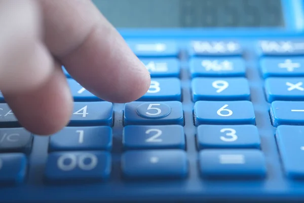 Hesap makinesi kullanarak insan elini kapat