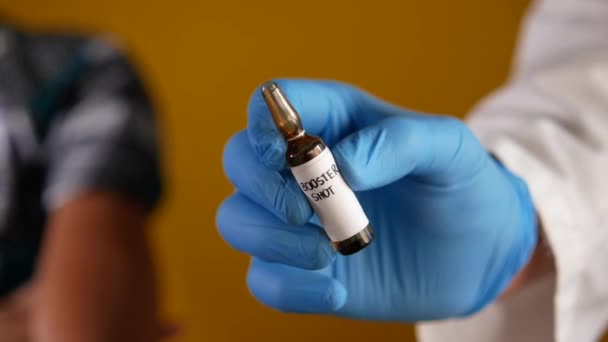 Mână în mănuși de latex care dețin vaccin fiolă de sticlă, cu spațiu de copiere — Videoclip de stoc