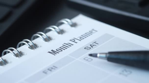 Tiro de detalhe de um planejador e calendário na mesa, — Vídeo de Stock