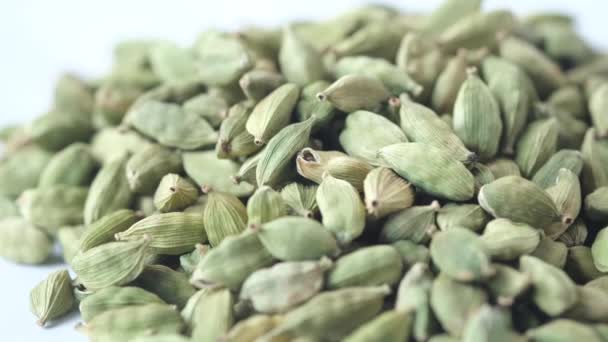 Close up de Cardamomo em um fundo branco — Vídeo de Stock