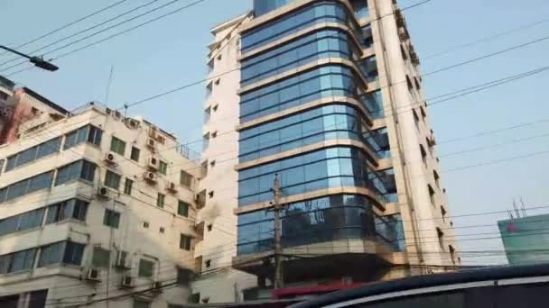 Low angle view hd dhaka city in bangladéš, shoot from car window — Stock video