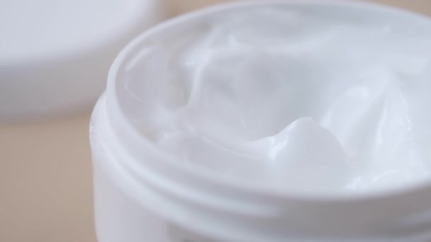 Close-up van beauty cream in een witte container — Stockvideo