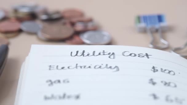 Förteckning över elräkningar på ett papper på bordet — Stockvideo