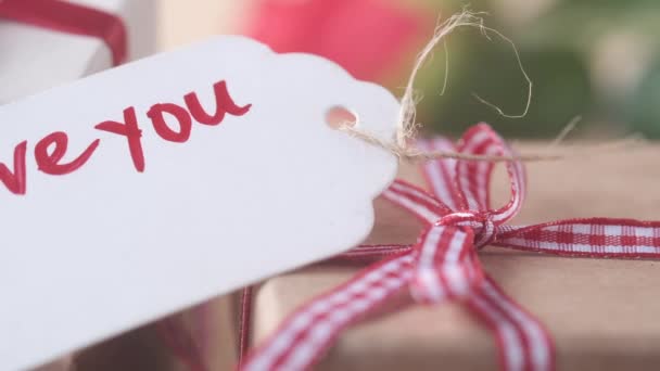 Подарочная коробка, с любовью вы текст, конверт и цветок розы на столе — стоковое видео