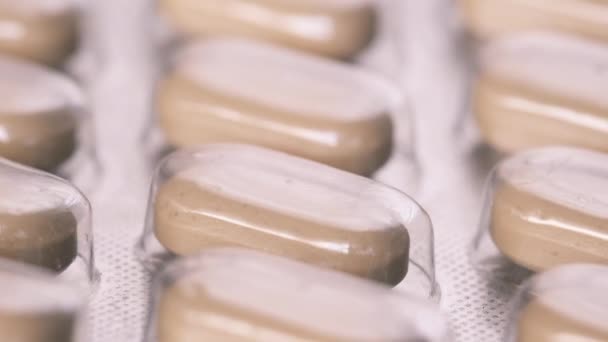 Fechar as pílulas de blister na mesa — Vídeo de Stock