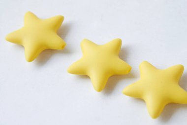 Müşteri değerlendirme konsepti. Mavi arkaplanda altın yıldızlar sıralanıyor 
