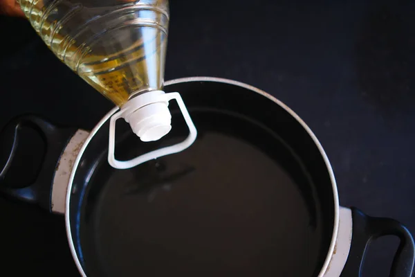 Derramando óleo de girassol em uma panela — Fotografia de Stock