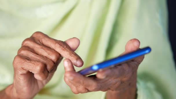 Mão de mulheres seniores usando telefone inteligente de perto — Vídeo de Stock
