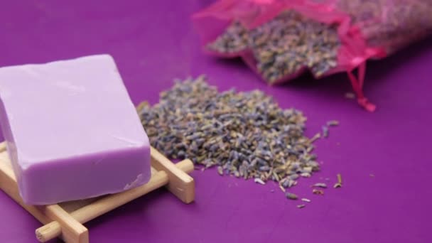 Domowej roboty naturalny mydło bar i kwiat lawendy na fioletowym tle — Wideo stockowe