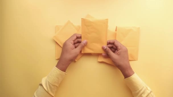 Gele papieren bel envelop op tafel — Stockvideo
