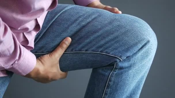 Detailní záběr na muže trpícího bolestí kolenního kloubu — Stock video