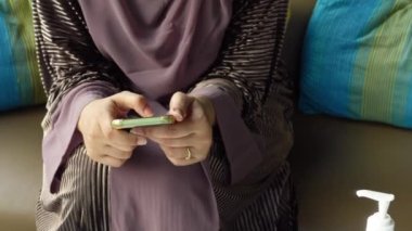 Akıllı telefonları tutan kadınların yakın çekimleri. 