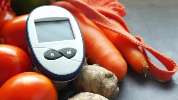 Verktyg för mätning av diabetes och hälsosam mat på bordet — Stockvideo