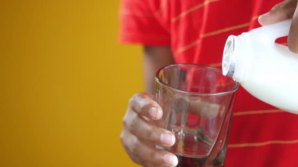 Chłopiec ręka trzymać szklankę mleka — Wideo stockowe