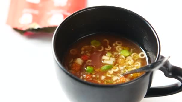 Sopa copo instantâneo em uma caneca na mesa — Vídeo de Stock