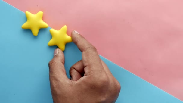 Kundenbewertungskonzept. Bewertung goldener Sterne auf blauem Hintergrund — Stockvideo